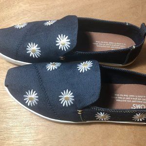 Toms Embroidered Daisy Alpargatas Slip-Ons